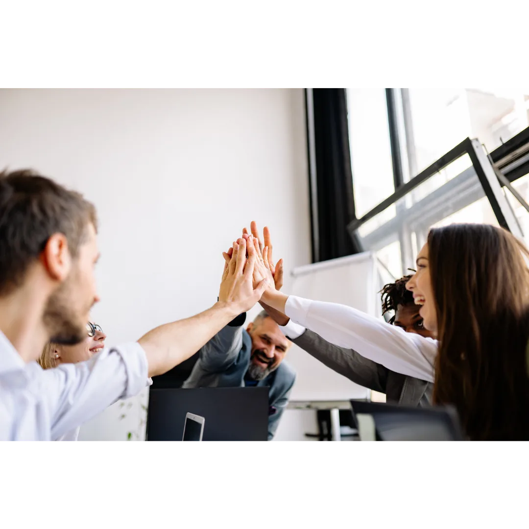 Il team Diamanti Automobili celebra insieme un nuovo traguardo in ufficio